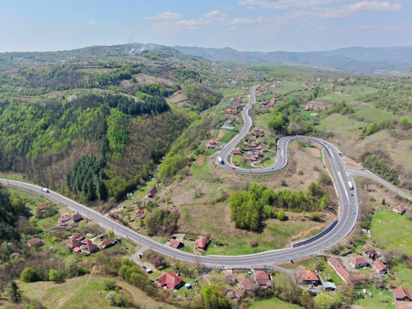 Drum într-un peisaj montan, cadru din clipul Higgsfield furnizat